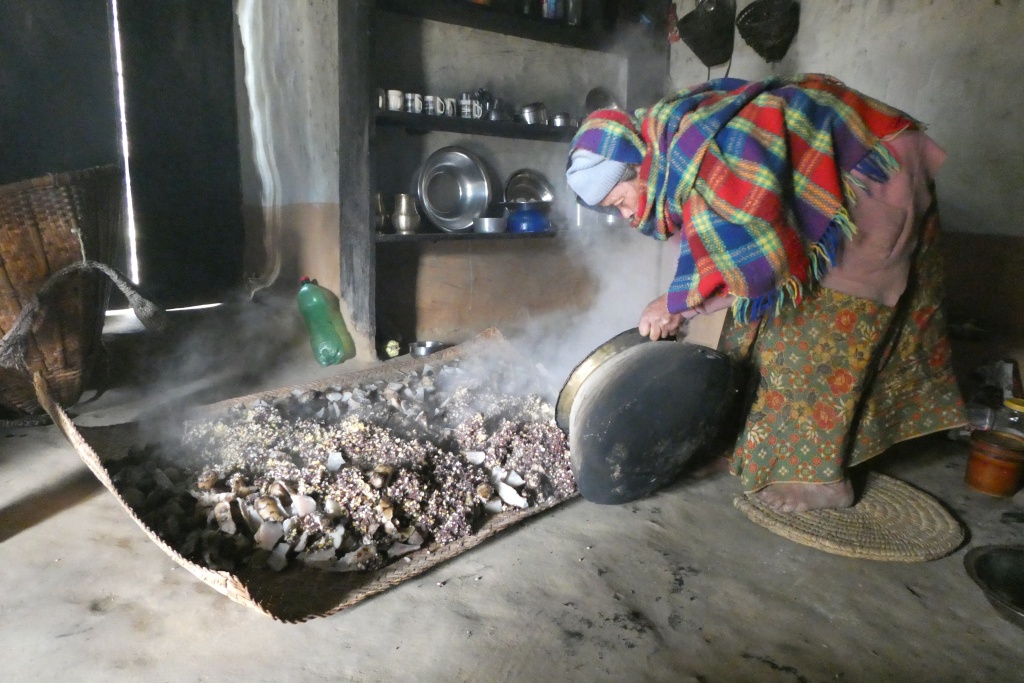 Mixing cooked sarbadaŋ (kind of tuber) with maize and millet, later to be fermented to produce di: „beer“